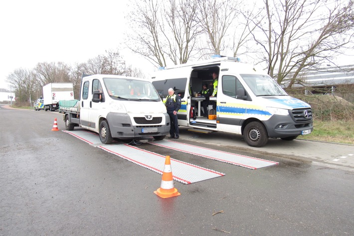 POL-ME: Polizei schickte Lkw auf die Waage - Langenfeld - 2303023