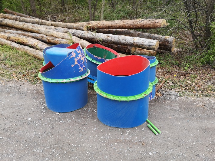 POL-MA: Hockenheim: Illegale Müllentsorgung - Teile einer Wasserrutsche auf Waldweg entsorgt - Zeugen gesucht