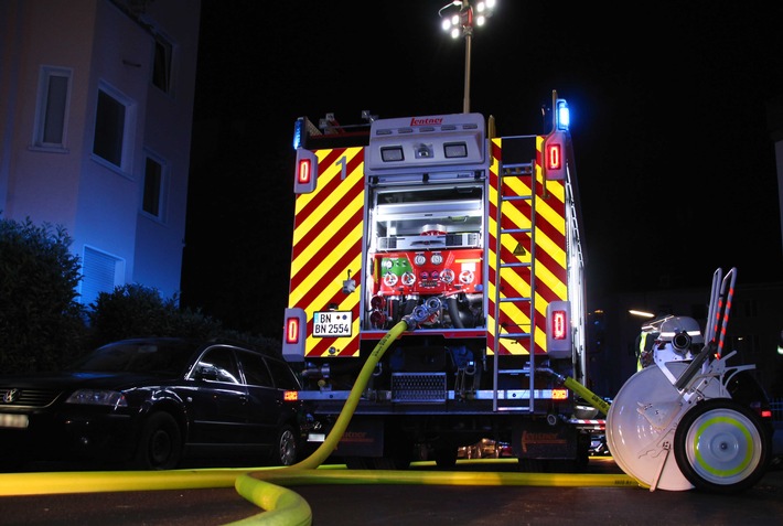 FW-BN: Küchenbrand in einem Mehrfamilienhaus - Feuerwehr rettet drei betroffene Personen