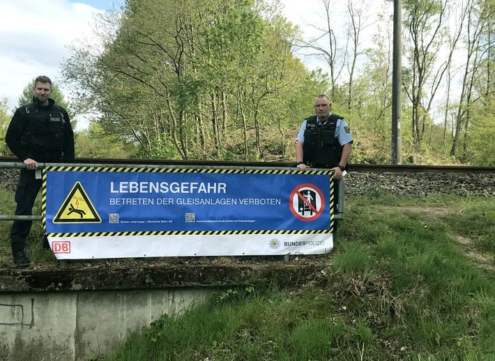 BPOL-BadBentheim: Bundespolizei warnt mit Banner / Vermehrt Steine und Äste auf den Gleisen