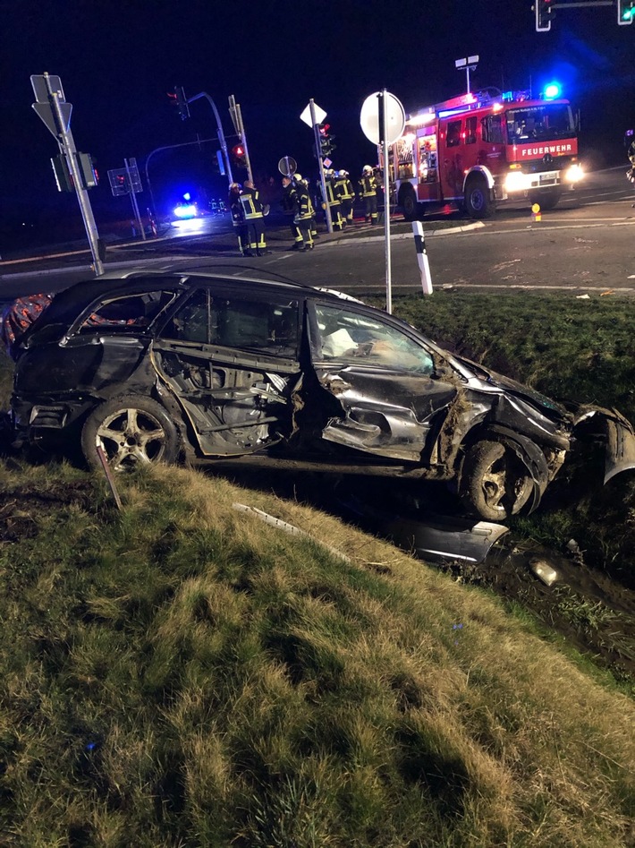 POL-COE: Nottuln, B525, Appelhülsener Straße / Betrunkener überschlägt sich mit seinem Auto und flüchtet verletzt nach Hause