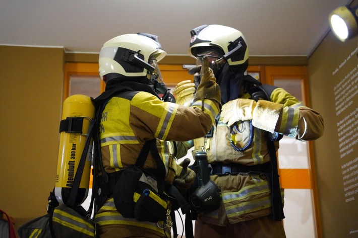 FW Dresden: Einsatzkräfte finden leblose Person nach Brand in einer Wohnung