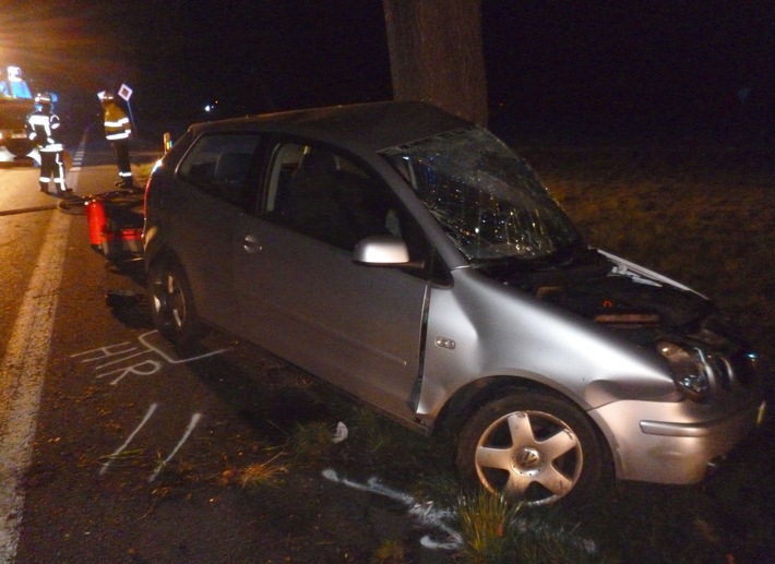 POL-MI: Auto prallt mit Fahrertür gegen Baum: 22-Jähriger leicht verletzt