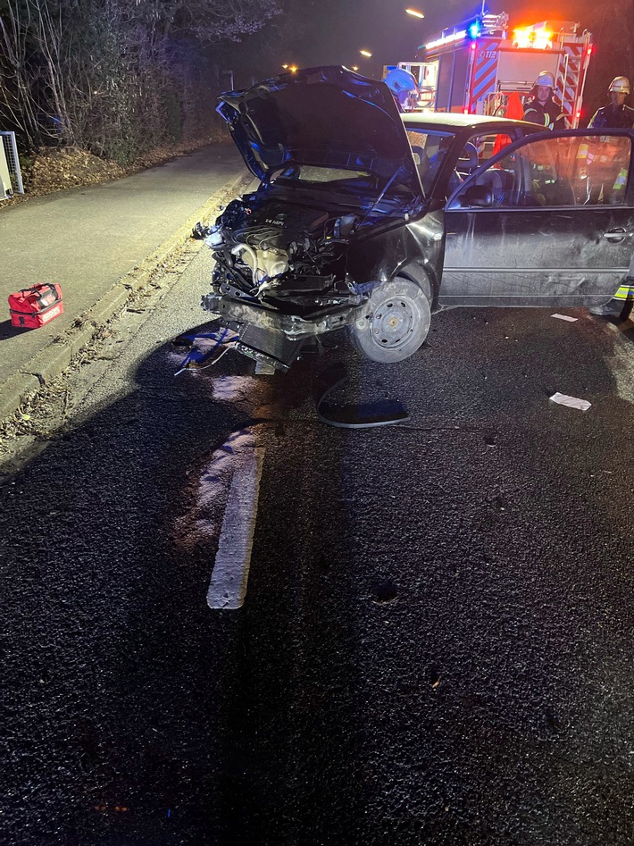 POL-GM: Auto kracht gegen Container