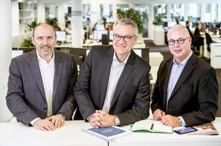 Peter Kropsch (Vorsitzender der dpa-Geschäftsführung), David Brandstätter (Vorsitzender dpa-Aufsichtsrat) und Sven Gösmann (dpa-Chefredakteur) im Berliner Newsroom der Deutschen Presse-Agentur (vlnr). Weiterer Text über ots und www.presseportal.de/nr/8218 / Die Verwendung dieses Bildes ist für redaktionelle Zwecke honorarfrei. Veröffentlichung bitte unter Quellenangabe: "obs/Michael Kappeler/dpa"