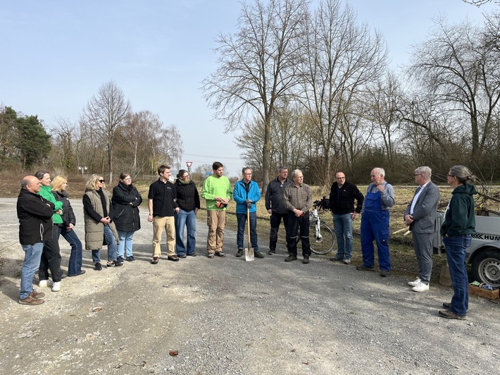 Presseinformation: Neue Bäume für Forst – Erdgas Südwest im Einsatz für die Biodiversität
