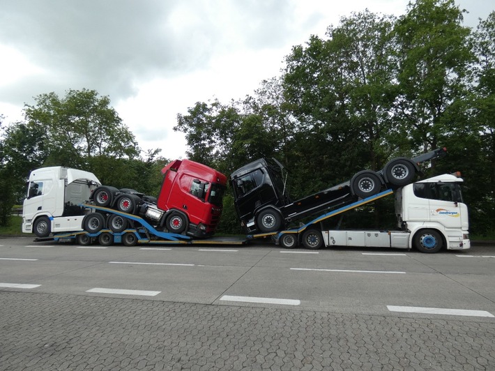 POL-CUX: Überladenen Sattelzug stillgelegt (Lichtbild in der Anlage)