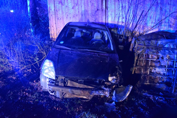 POL-HF: Verkehrsunfall - Alkoholisierter Fahrer verliert auf glatter Straße Kontrolle