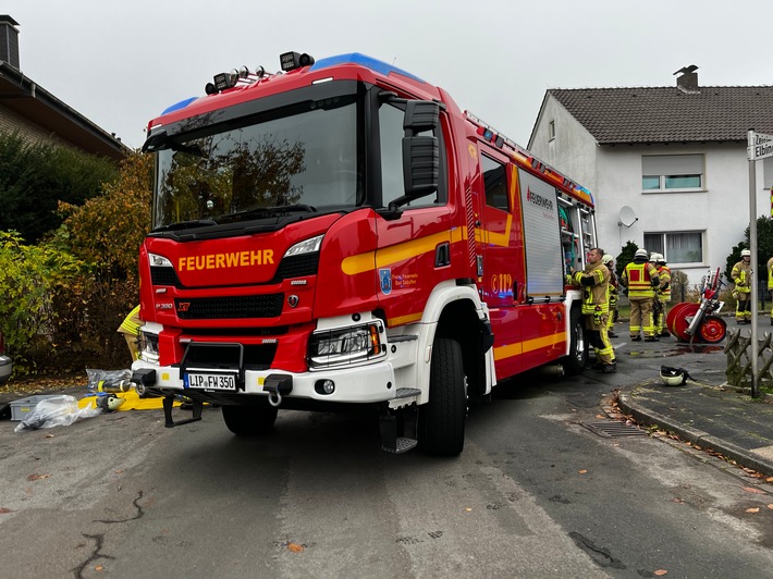 FF Bad Salzuflen: Kellerbrand sorgt für Stromausfall in Lockhausen / Feuerwehr ist mit 30 Einsatzkräften im Zeisigweg vor Ort
