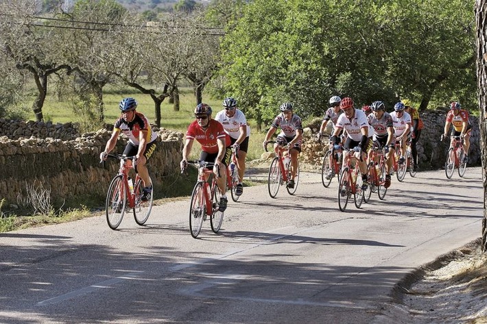 Radsportler trainieren in den Wintermonaten mit alltours auf Mallorca / Erstmals fünf allsun Hotels auf den Belearen im Winter geöffnet (BILD)