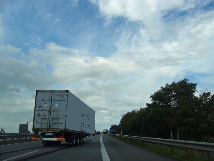 POL-CUX: Container löst sich von Lkw + Wohnhauseinbruch in Schiffdorf