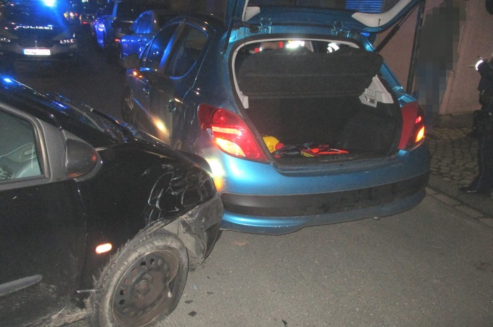 POL-HA: Zwei Verletzte bei Unfall - Drei Autos beschädigt