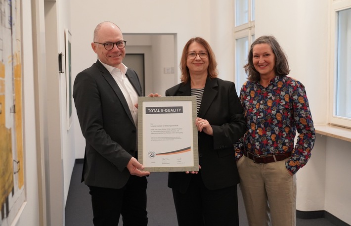 Bamberger Leibniz-Institut als chancengerechter Arbeitgeber mit Total E-Quality-Prädikat ausgezeichnet