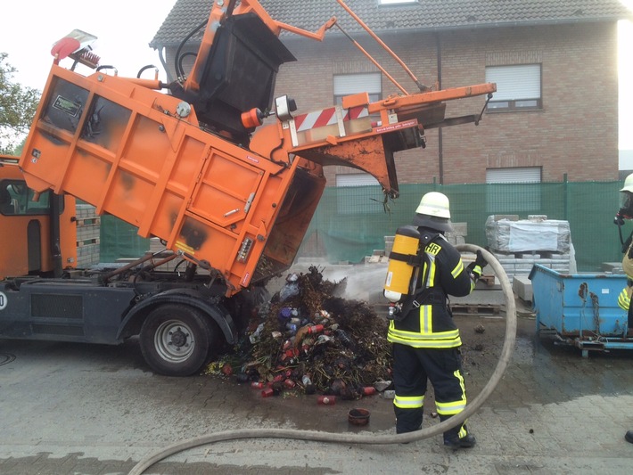 FW-Stolberg: Brennendes Müllfahrzeug in einer Fahrzeughalle des Technischen Betriebsamtes