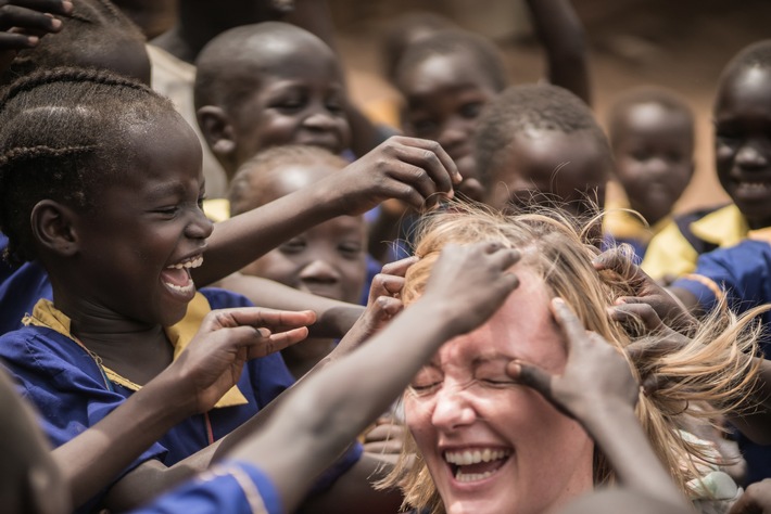 Ein Bild der Begegnung / PR-Bild Award: Foto von &quot;Aktion Deutschland Hilft&quot; unter den zehn besten der Kategorie NGO