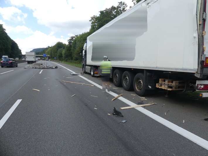 POL-KS: Abgelenkter Lkw-Fahrer fährt auf Pannen-Lkw auf: Trümmerteile sorgten für Behinderungen auf A 44