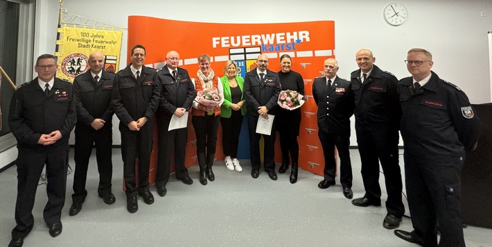 FW-NE: Ehrenabend der Freiwilligen Feuerwehr Kaarst - Verleihung des Deutschen Feuerwehr-Ehrenkreuz in Silber - Alarmierung während den Ehrungen