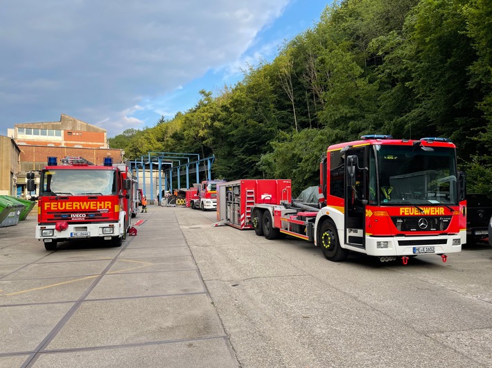 FW-Erkrath: Gewässerverunreinigung der Düssel verursacht langen Feuerwehreinsatz