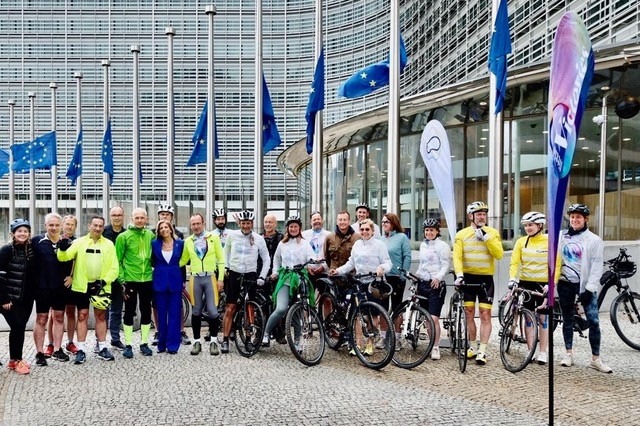 Große Fahrradtour von Berlin nach Brüssel: &quot;Jede Etappe ist ein kleiner Sieg gegen Parkinson&quot; / Little Victories Ride 2022 will Bewegung in die Parkinson Forschung bringen