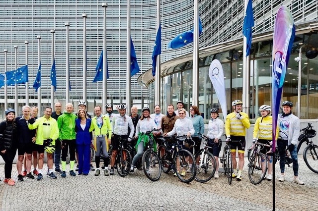 Große Fahrradtour von Berlin nach Brüssel: "Jede Etappe ist ein kleiner Sieg gegen Parkinson" / Little Victories Ride 2022 will Bewegung in die Parkinson Forschung bringen