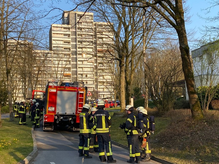 FW-Erkrath: Brand durch Dachdeckerarbeiten auf einem Mehrfamilienhaus in Erkrath-Hochdahl