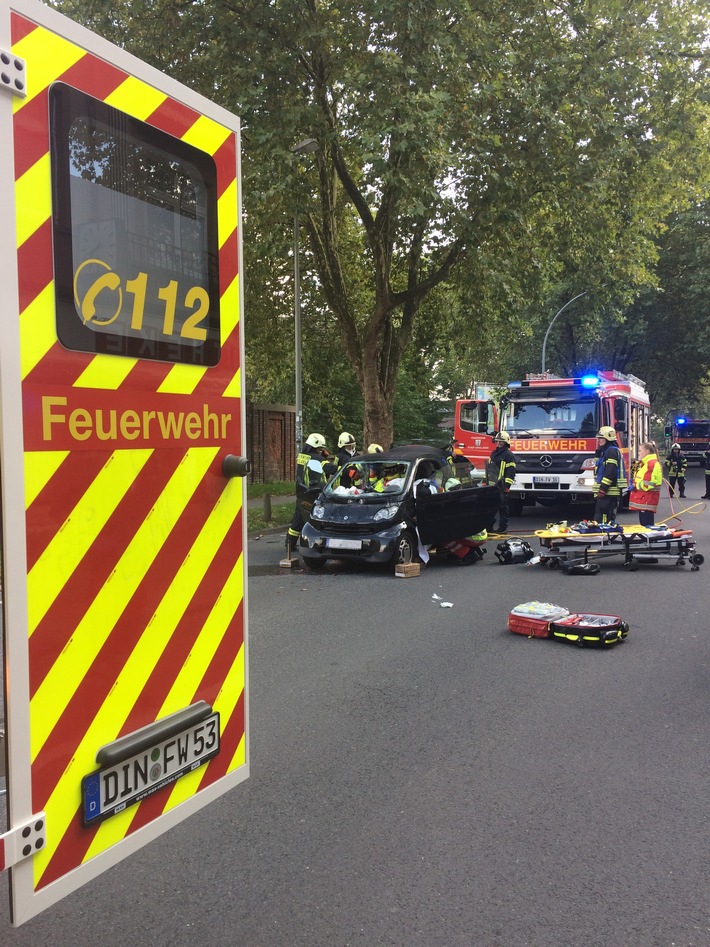 FW Dinslaken: Schwerer Verkehrsunfall - Dinslaken Lohberg