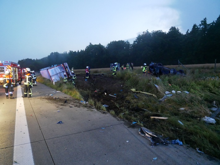 POL-ROW: ++ Sattelzug fährt auf dem Pannenstreifen auf Pkw auf ++ Reifen lösen sich vom Sattelzug und rollen über die Autobahn ++ Drängelei auf der Autobahn - Polizei sucht Zeugen ++