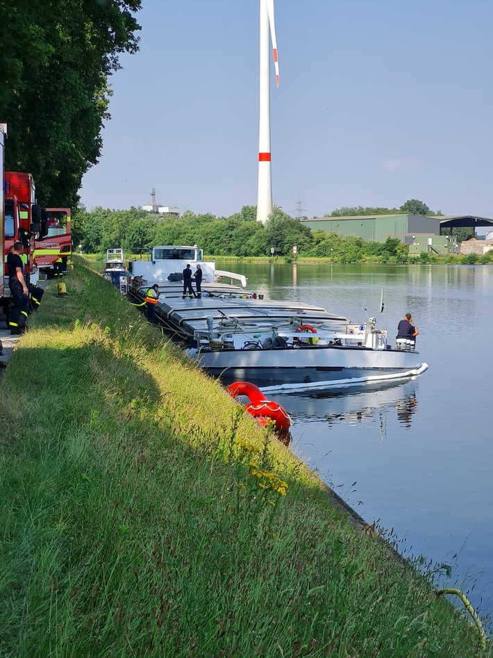 FW Datteln: Sondereinheit Wasser der Feuerwehr Datteln unterstützt bei Schiffshavarie in Castrop-Rauxel