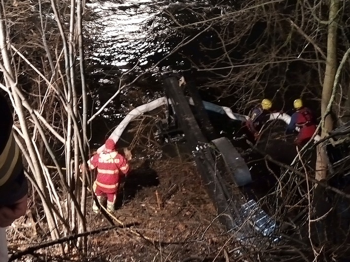 FW-AR: UMGESTÜRZTE FORSTMASCHINE RUFT DIE FEUERWEHR AUF DEN PLAN