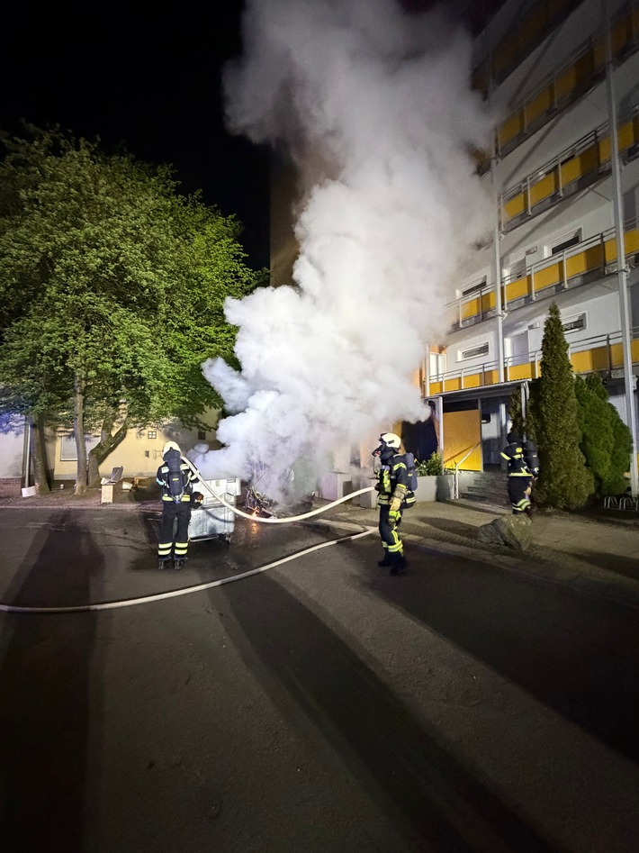 FW-MK: Nächtlicher Brand an einem Gebäude am "Sonnenweg"