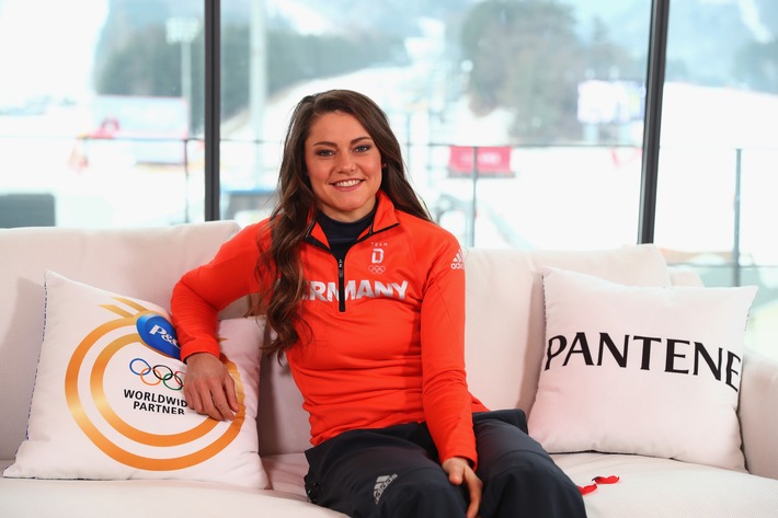 Olympische Winterspiele 2018 in PyeongChang: P&amp;G Markenbotschafterin Carina Vogt zu Besuch im P&amp;G Family Home