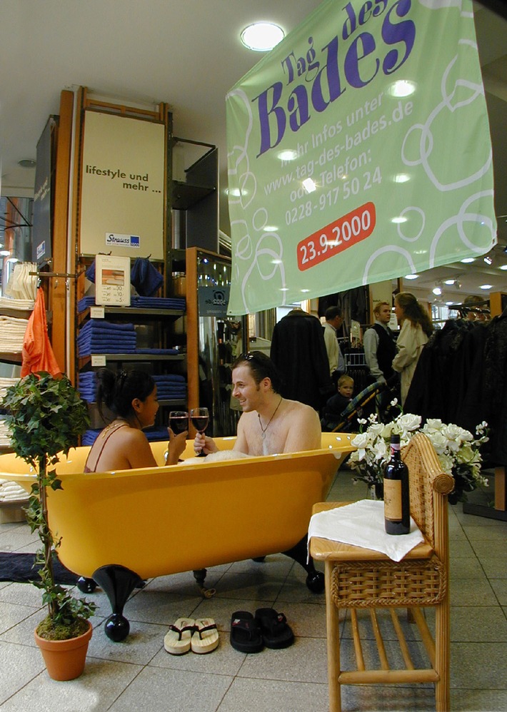 &quot;Tag des Bades&quot; am 23. September 2000 / Region Köln/Bonn ging letzten Samstag bereits baden / Fachaussteller präsentieren sich mit einem &quot;Bad in der Menge&quot;