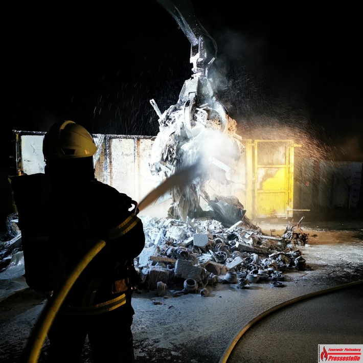 FW-PL: Ortsteil Eiringhausen - Brennender Container beschäftigt Feuerwehr mehrere Stunden