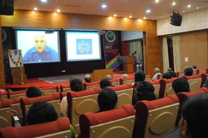 Nobelpreisträger Lee Hartwell hält Hauptrede an der Konferenz Amrita Bioquest der Amrita University / Die Amrita University wurde von der indischen humanitären Aktivistin Amma gegründet (Bild)
