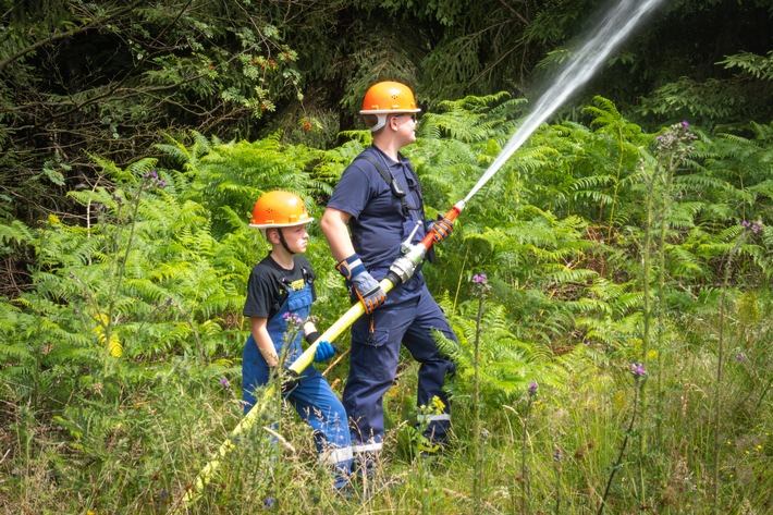 FW-AR: Die Jugendfeuerwehr der Stadt Arnsberg übt die Bekämpfung von Waldbränden