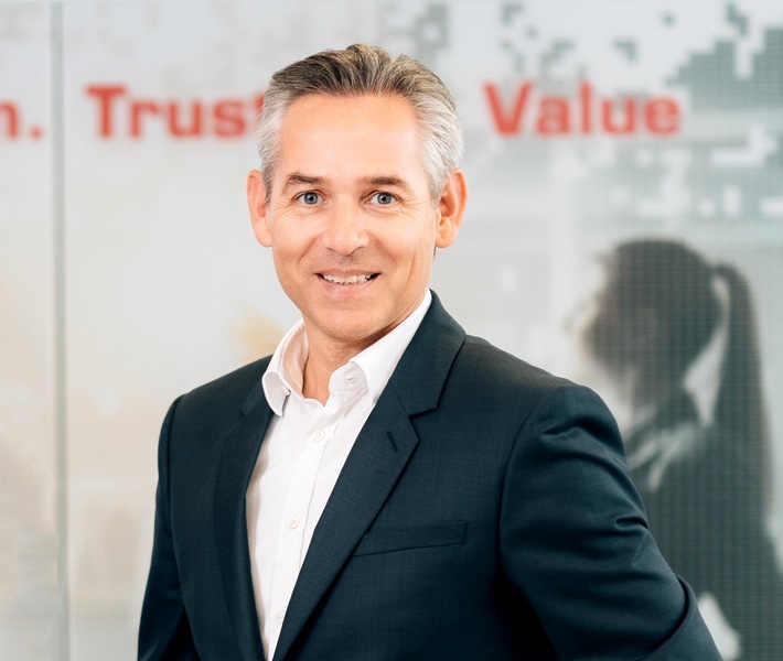 "Die Auszeichnung spricht für sich", freut sich Norbert Rotter, Vorstandsvorsitzender der itelligence | NTT DATA Business Solutions. "Einer Datenauswertung von 438 Millionen Onlinequellen zufolge ist itelligence die Nr. 1 der SAP Beratungshäuser in Deutschland. Auch unsere Tochterunternehmen Sybit und Gisa haben es unter die Top 20 geschafft. Diese Auszeichnung ist Ehre und Ansporn zugleich. We Transform. Trust into value." / Weiterer Text über ots und www.presseportal.de/nr/24336 / Die Verwendung dieses Bildes ist für redaktionelle Zwecke honorarfrei. Veröffentlichung bitte unter Quellenangabe: "obs/itelligence AG/itelligence / Michael Adamski"
