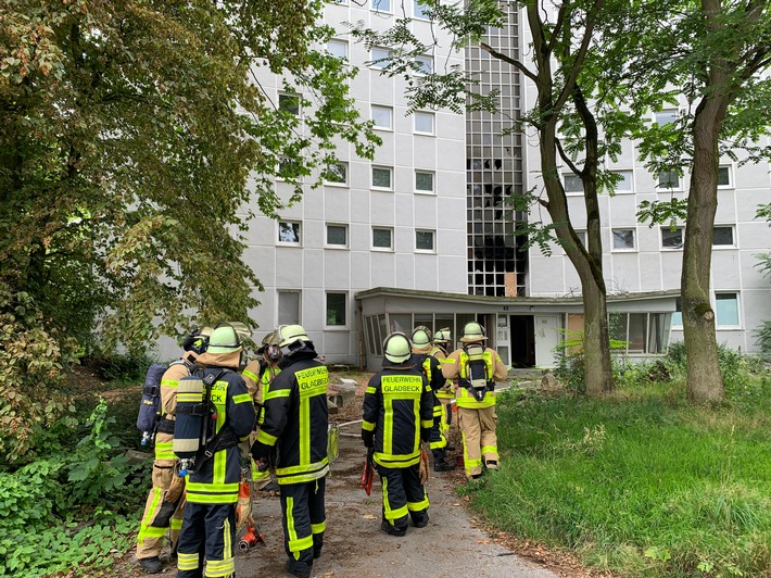 FW-GLA: Brand in leerstehendem Hochhaus - aufwendiger Einsatz für die Feuerwehr