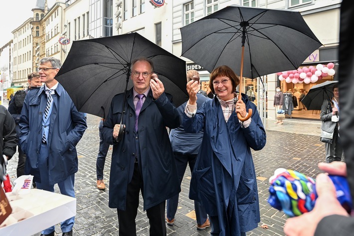 Ministerpräsident Reiner Haseloff beim Rundgang über die EinheitsEXPO 2021 in Halle (S.) // (c) Staatskanzlei / Thomas Meinicke / Weiterer Text über ots und www.presseportal.de/nr/157804 / Die Verwendung dieses Bildes ist für redaktionelle Zwecke unter Beachtung ggf. genannter Nutzungsbedingungen honorarfrei. Veröffentlichung bitte mit Bildrechte-Hinweis.