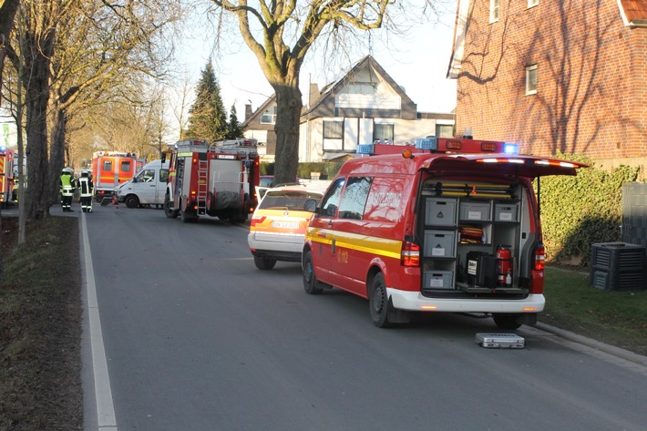 FW-WRN: Unklarer Verkehrsunfall zwischen Schulbus und PKW