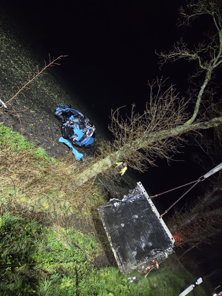 FFW Schiffdorf: 21-jähriger tödlich verunglückt - K60 für mehrere Stunden voll gesperrt