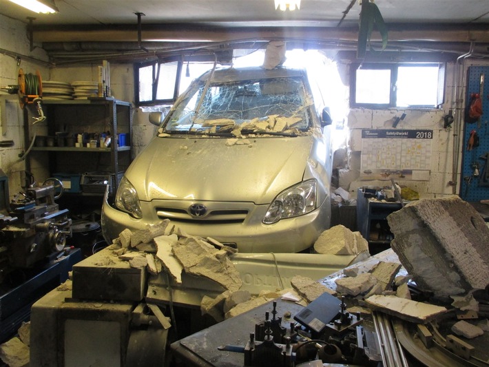 POL-UN: Unna - Verkehrsunfall im Industriegebiet
- LKW schiebt Toyota in Firma