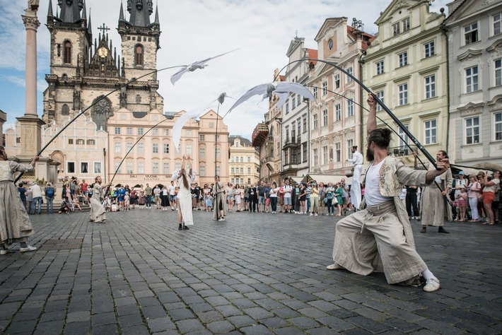 Tschechisches Theater V.O.S.A. verspricht magische Momente und faszinierende Akrobatik auf dem Bürgerfest im Schlosspark