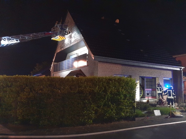 FW Sonsbeck: Brand auf dem Dachboden eines Einfamilienhauses