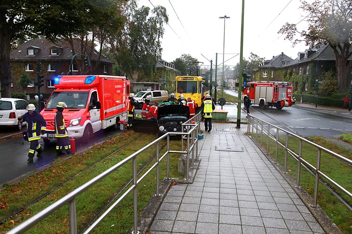 FW-E: VW Lupo und Straßenbahn prallen aneinander, 72-jährige Fahrerin schwer verletzt