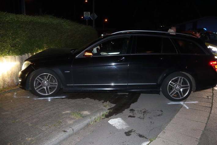 POL-HF: Auto prallt gegen Mauer - Beifahrer leicht verletzt
