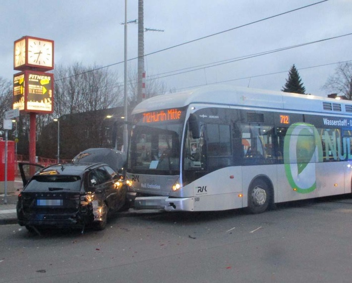 POL-REK: 230105-4: Drei Personen bei Verkehrsunfall mit Linienbus leicht verletzt