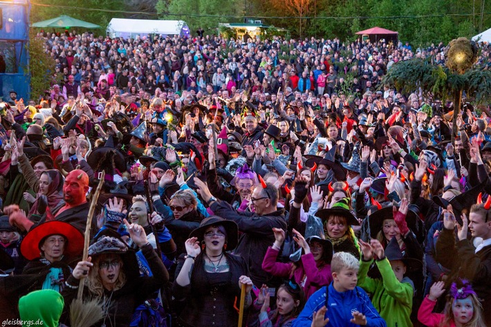 Rauschendes Hexenfest in sternklarer Walpurgisnacht: Wolfshagen im Harz organisiert &quot;größten Hexentanz in Verkleidung&quot; und holt Weltrekord
