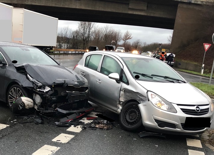 POL-MI: Pkw fährt in Unfallstelle