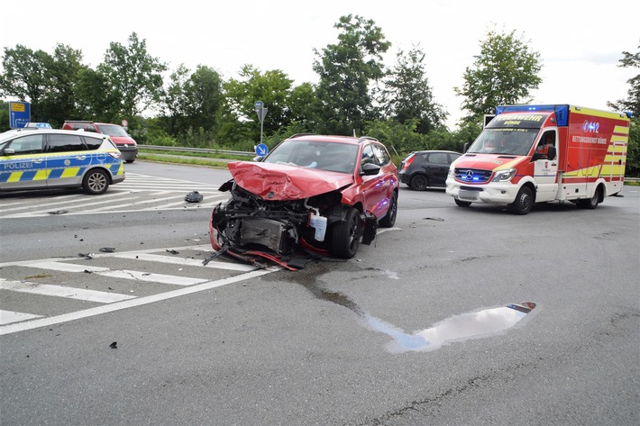 POL-HF: Zusammenstoß beim Abbiegen- Fahrzeugführer verletzt