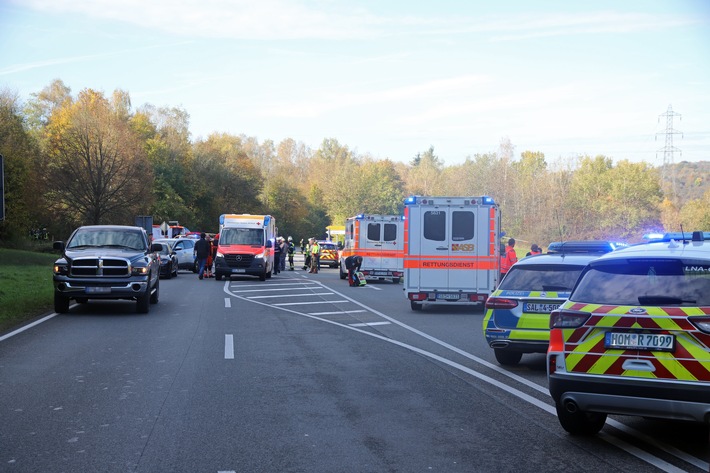 FW LK Neunkirchen: Tragischer Verkehrsunfall auf Rombachaufstieg - Drei Verletzte und eine Tote